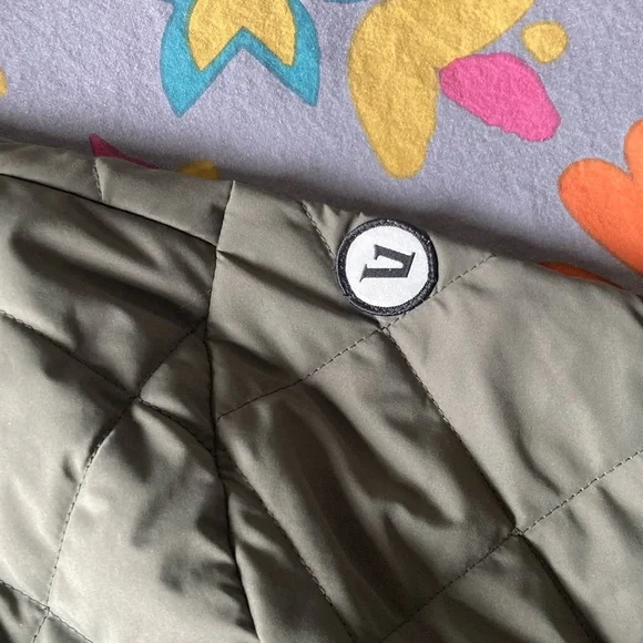 Vuori bomber jacket. Size small. Olive Green Quilted and no longer made - Picture 3 of 9